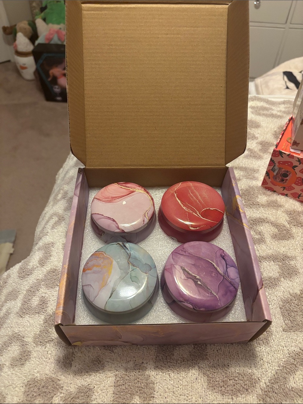 Pack of 4 scented candles 

-Rose
-Vanilla
-Lavender
-Yashioka Gardenia